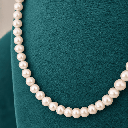 תקריב שרשרת פניני מים מתוקים מתורבתות בגוונים לבנים וכסופים, המדגיש את הברק, המרקם והצורה הטבעית של הפנינים - תכשיטי גלאם אנד ג'אמס | GLAM N’ GEMS